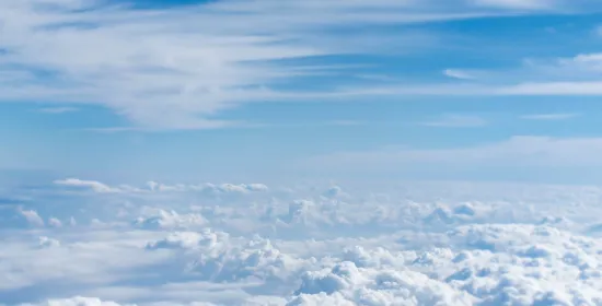 blauwe lucht en wolken