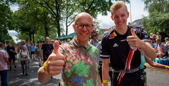 Collegevoorzitter Daniel Wigboldus en zijn zoon tijdens de vierdaagse 2022