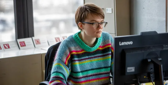 Onderzoeker aan het werk achter computer