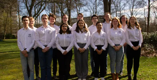 Een groepsfoto van de Universitaire Studentenraad van het collegejaar 2022/2023.