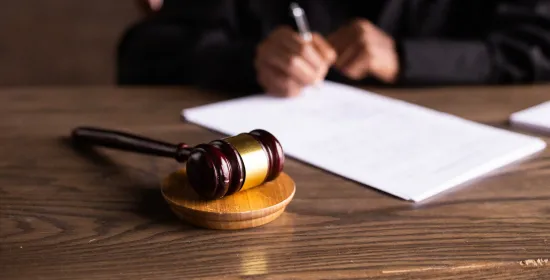 Rechter met een notitieblok en een hamer