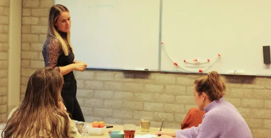 Leslokaal met een docent en twee studenten