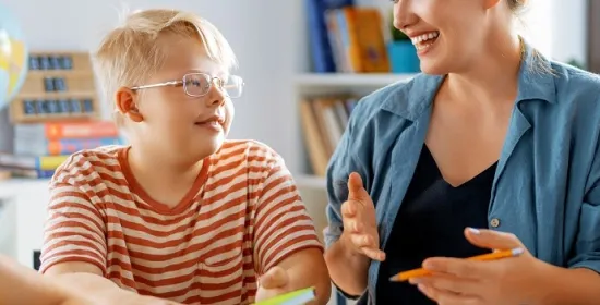 teacher using adaptive teaching techniques