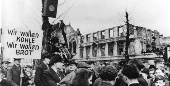Bundesarchiv Bild 183-B0527-0001-753, Krefeld, Hungerwinter Demonstration