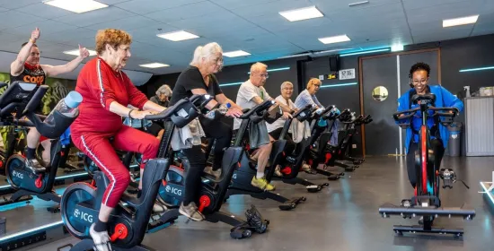 Groep mensen tijdens een spinningles