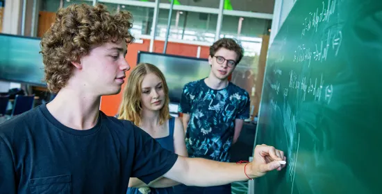 Wiskunde studenten schrijven op bord