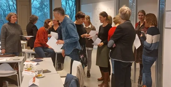 Groep cursisten staand in een klaslokaal