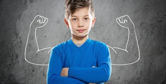 Jongen met armen over elkaar. Achter hem staan sterke armen achter de muur getekend.