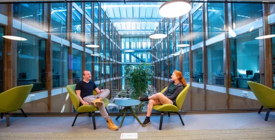 Twee medewerkers in gesprek