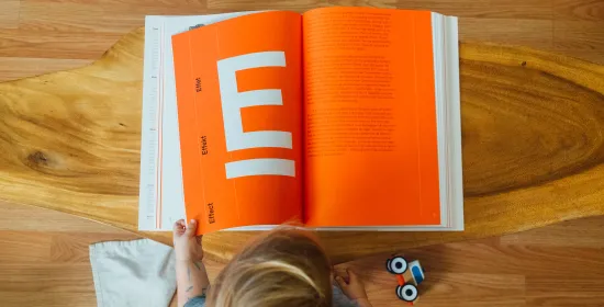 Kind leest boek