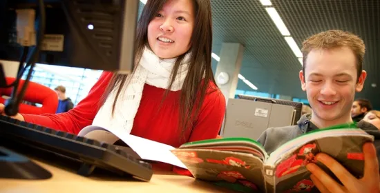 Studenten achter computer