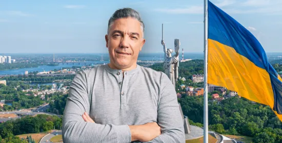 Man staat voor een stad in Oekraïne
