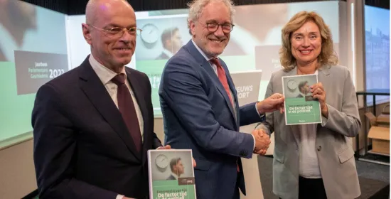 Overhandiging Jaarboek tijdens presentatie