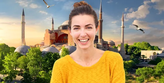 Vrouw afgebeeld voor de moskee in Istanbul