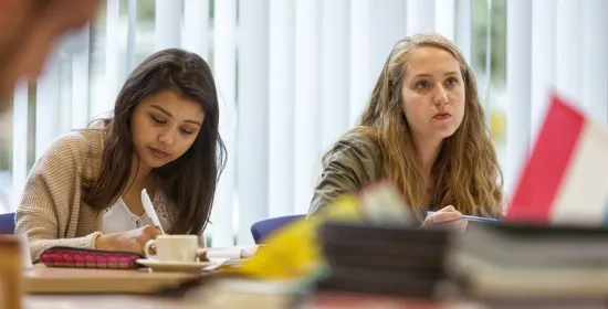 Foto van twee cursisten bij taalcursus Nederlands