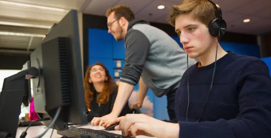 Student achter computer