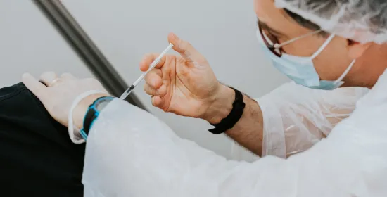 Arts zet vaccinatie