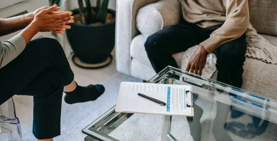 Psycholoog in gesprek met client