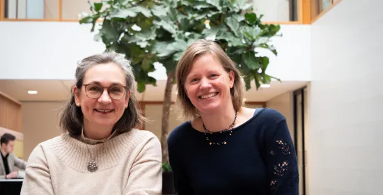 Tesseltje De Lange en Karen Geertsema op een bankje in het Grotiusgebouw