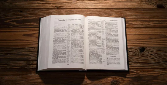 Bijbel met evangelie 