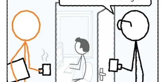 Een nieuwe collega staat bij het kantoor