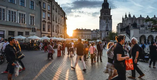 Plein met mensen in Krakau, Polen