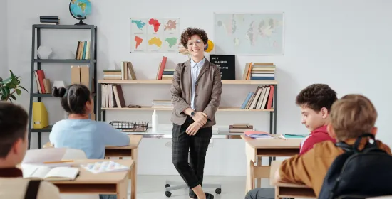 Docent in een basisschoolklas