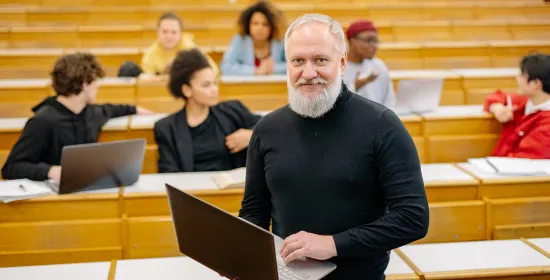 Docent en studenten in collegezaal