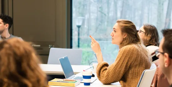 Portret van professional in onderwijszaal