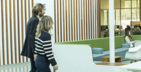 Professionals in verschillende fases van hun loopbaan in een corporate omgeving