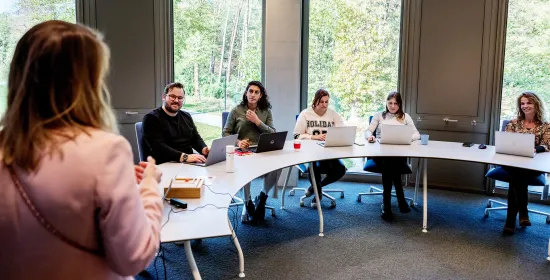 Onderwijszaal RadboudCSW met docent en studenten