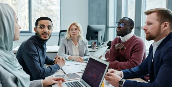 Senior professionals werken samen
