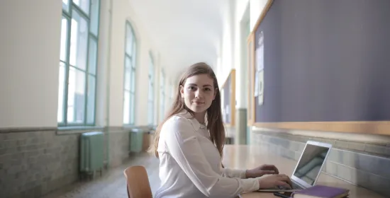 Meisje achter laptop