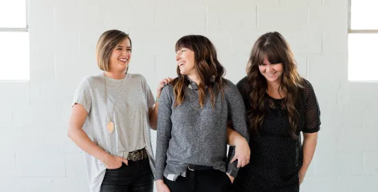 Drie vrouwen lachen samen