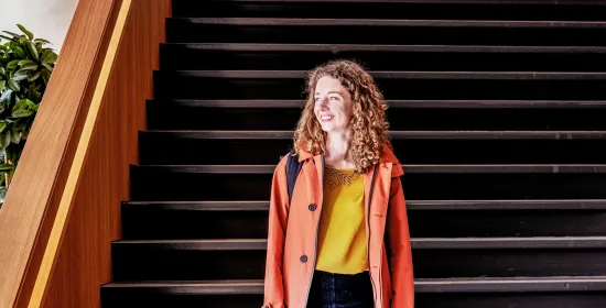 Portret klinisch psycholoog op de trap