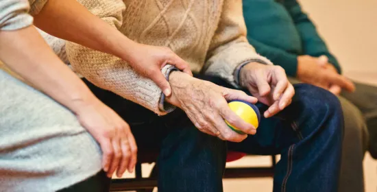 Man met stressbal in zijn hand