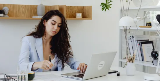 Vrouw aan het werk op laptop