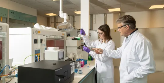 Richard van Wezel en student in lab