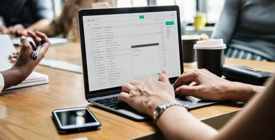Persoon aan het werk op laptop
