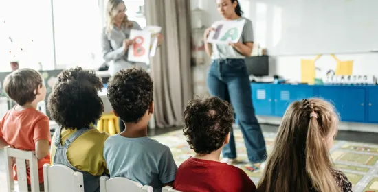 Jonge kinderen in klaslokaal