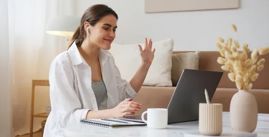 Vrouw volgt online cursus via laptop