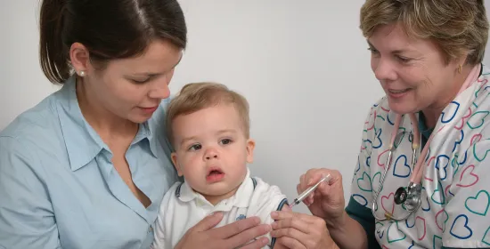 Kind wordt gevaccineerd