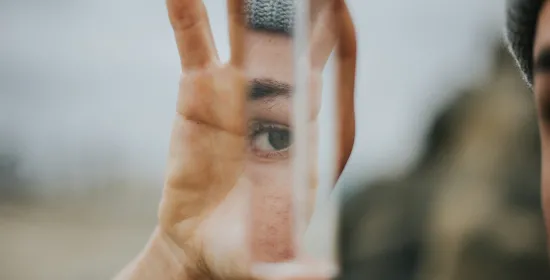 Weerspiegeling van oog in glas