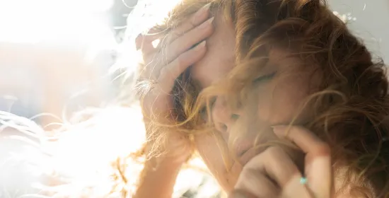 Vrouw met hoofd in haar handen