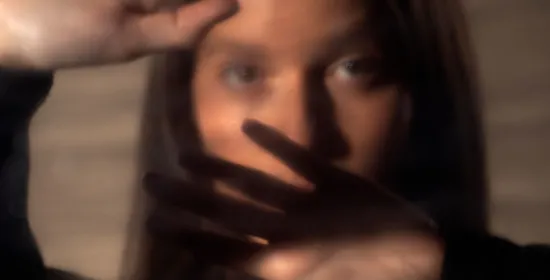 Vrouw met hand voor gezicht