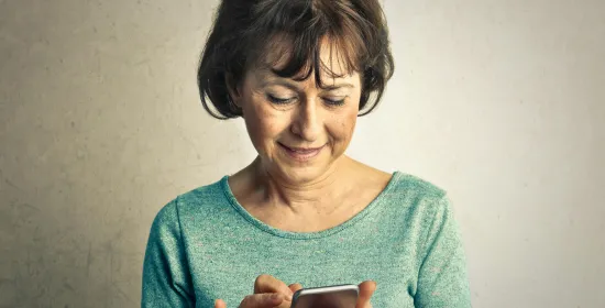 Vrouw met smartphone via Pexels