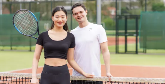 Twee studenten op een tennisbaan