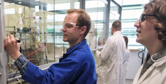 Dr. Thomas Boltje teaching in lab