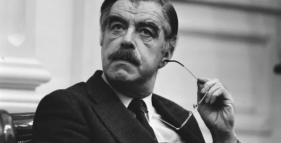 Staatsssecretaris Ploeg luistert naar de vragen van Kamerleden over zijn opmerkingen over de Anne Frank Stichting.
