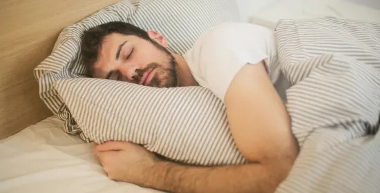 man die in bed ligt